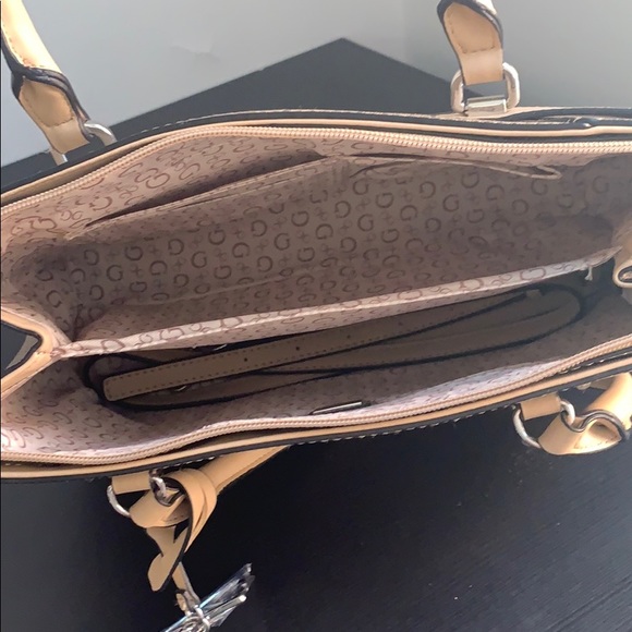 Brand New Guess Logo Handbag with Crossbody Strap - Picture 3 of 6